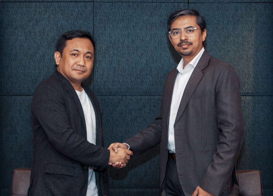 MultiSys President and CEO David L. Almirol Jr. and Manorama Infosolutions Vice President Puneet Pantane shaking hands